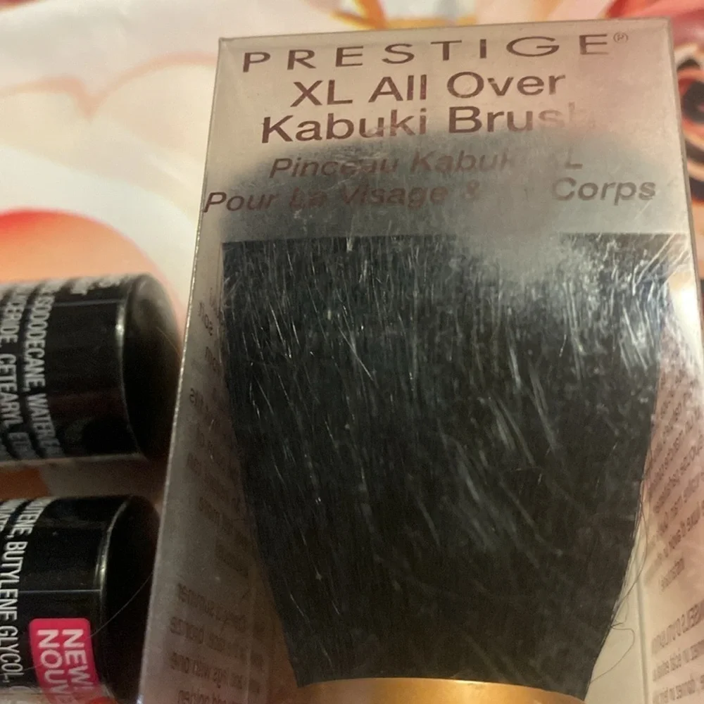 ❤️❤️❤️ HOST PICK!! Concealer/Kabuki Brush Bundle Light to Medium NWT